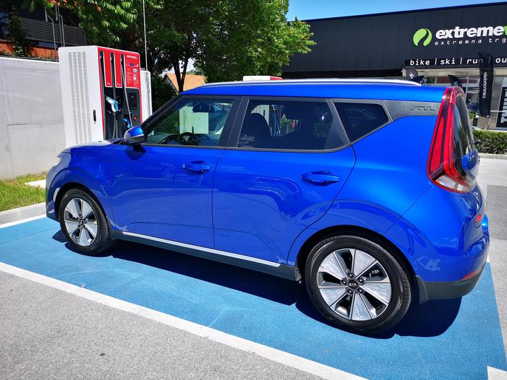Električnim avtomobilom novi zakon ukinja DMV, a istočasno jim je Eko sklad tudi občutno znižal subvencije. | Foto: Gregor Pavšič