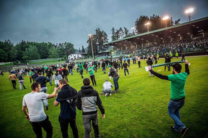 Olimpija si je pod vodstvom Milana Mandarića naslov v sezoni 2015/16 zagotovila na gostovanju v Velenju v predzadnjem krogu. Zadetek za zmago je v sodnikovem podaljšku z bele točke dosegel Rok Kronaveter. | Foto: Vid Ponikvar