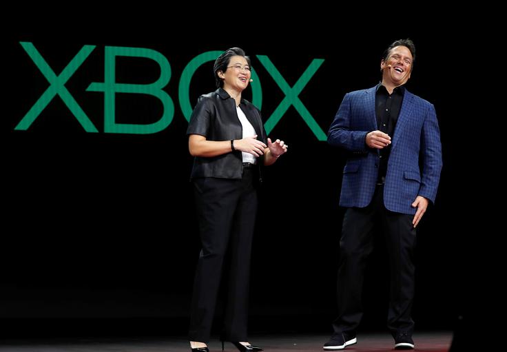 Šefica AMD-ja Lisa Su in šef Xbox-a Phil Spancer januarja letos. | Foto: Reuters