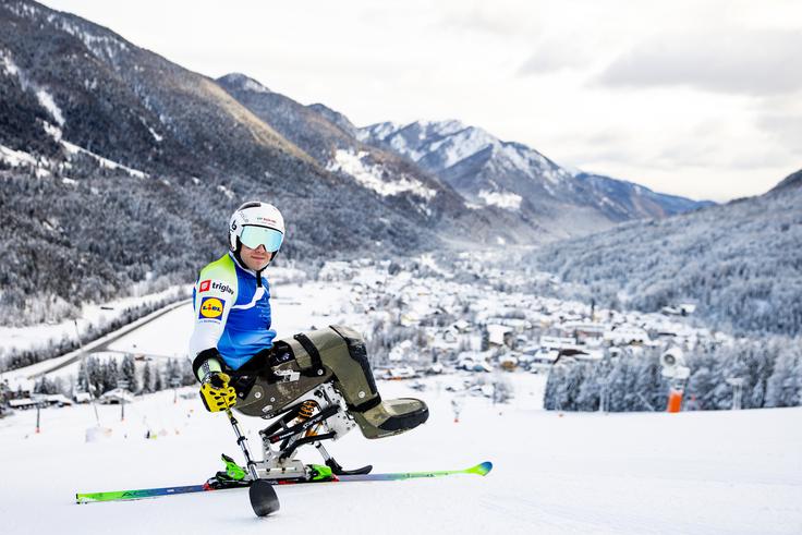 "Smučišča v Sloveniji žal še niso prilagojena invalidom, veseli pa me, da imamo v tej uspešni zgodbi Jerneja, ki razvija panogo sedečega smučanja." | Foto: Sportida