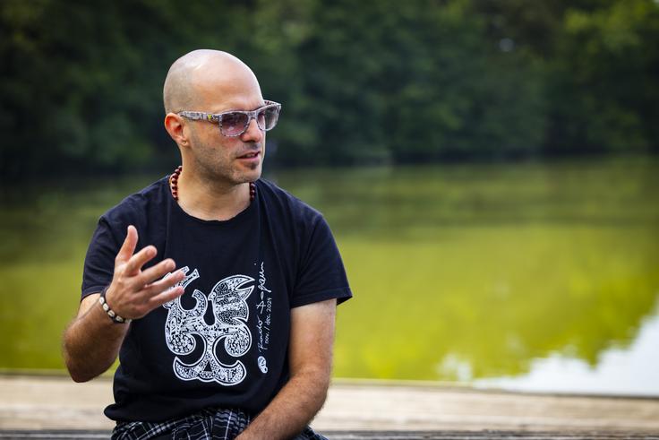 "V prvi vrsti mi mora biti skladba všeč, da jo izdam. Če bo kakšna izmed teh skladb uspešnica, se ne bom pritoževal. Tako kot sem se nekoč udeležil nekaterih glasbenih festivalov z namenom, da predstavim skladbo in ne da grem tja po zmago. In tako ustvarjam tudi album." | Foto: Bojan Puhek