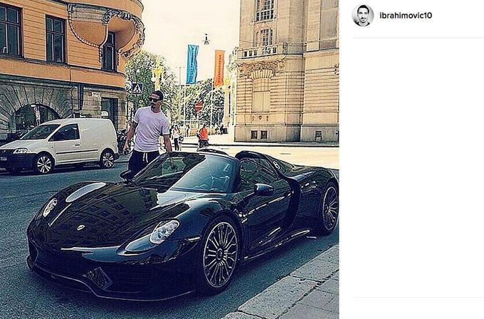 Vpadljivemu življenjskemu slogu Zlatana Ibrahimovića pripadajo tudi podobni avtomobili. Prvi napadalec švedske reprezentance vozi najbolj zmogljivega porscheja 918 spyder in tudi legendarnega ferrarija enzo. (foto: Instagram) | Foto: Instagram/Getty Images