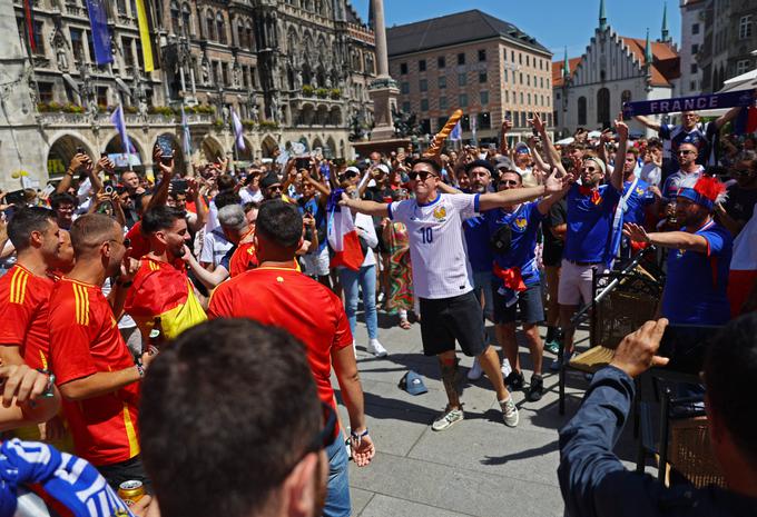 Navijaški dvoboj v torek opoldne na Marienplatzu. S pivom in navijaško pesmijo so se navijači ogreli za tekmo. | Foto: Reuters
