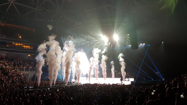enrique iglesias Skladbo Tonight je končal udaren kitarski vložek ob bruhanju belega dima. | Foto: Metka Prezelj