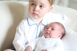 Prve skupne fotografije princa Georgea in njegove sestrice Charlotte (foto)