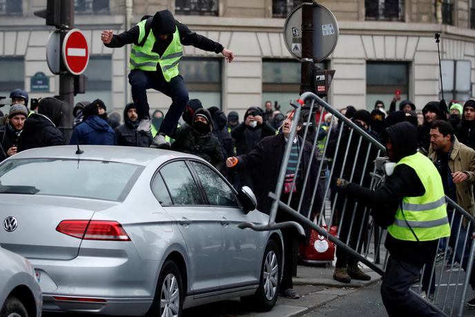 Protesti rumenih jopičev: Macron razmišlja tudi o referendumu
