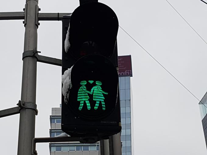 V duhu strpnosti in vključujoče drubže so leta 2015 pred Evrovizijo na Dunaju na semaforjih namesto zelenega in rdečega možiclja zasvetili heteroseksualni in homoseksualni pari. Ob široki podpori pa so se lokalne oblasti odločile, da takšna signalizacija v mestu na 120 prehodih za pešče tudi ostane. | Foto: Srdjan Cvjetović