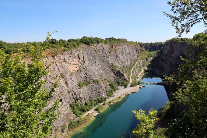 Opuščeni in delno poplavljeni kamnolom Velka Amerika v bližini Karlštejna | Foto: Matej Podgoršek