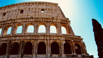 Turist razbesnel Italijane, v steno Koloseja je vklesal ime svojega dekleta