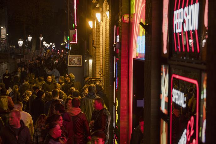Amsterdam, rdeča četrt | Spolne delavke vztrajajo, da želijo ostati v rdeči četrti De Wallen ter da so grešni kozel zaradi pritožb glede kriminala, pijančevanja in zlorabe mamil na tem območju.