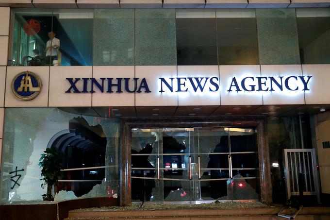 Tarča protestnikov je bila tudi stavba kitajske državne tiskovne agencije Xinhua. | Foto: Reuters
