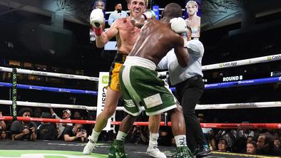 Floyd Mayweather se proti Loganu Paulu ni niti spotil