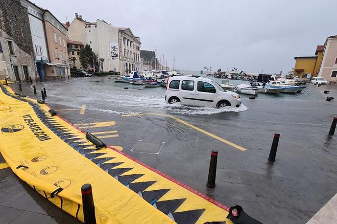 Piran poplave | V Piranu se je dvignila gladina morja, tako že poplavlja nižje ležeče dele obale. | Foto Mestna občina Piran