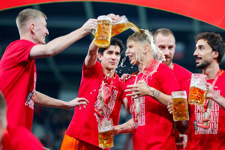 Nogometaši Celja so si po zmagi v finalu dali duška na zmagovalnem odru. | Foto: Aleš Fevžer