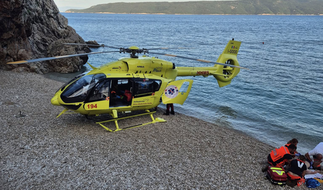 Spektakularen pristanek helikopterja na odročni plaži, reševali so nemškega turista #video