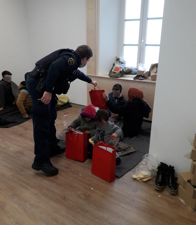 Eden od policistov na policijski postaji Ilirska Bistrica je sam z darili razveselil otroke družine migrantov. | Foto: Policijska uprava Koper