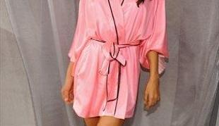 Foto: Victorijin angelček Alessandra Ambrosio stopa v modne vode