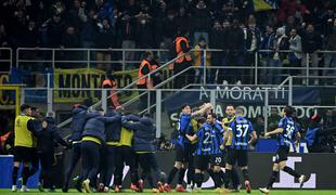 Inter proslavlja sladko zmago, Napoli prvič izgubil