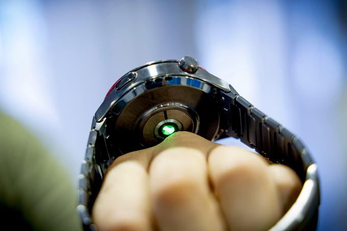 Na spodnji strani ure je optični senzor, ki zajema meritve za več zdravstvenih funkcij pametne ure. | Foto: Ana Kovač