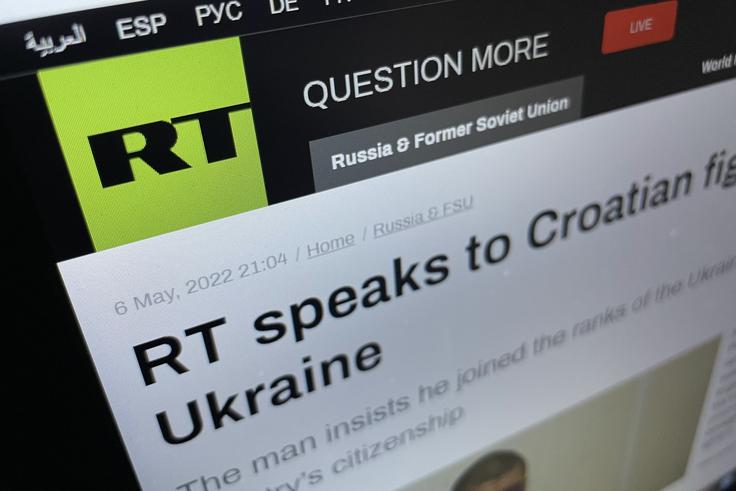 Spletni medij Russia Today (RT) je v Sloveniji in drugih državah članicah EU zaradi sankcij proti Rusiji nedostopen že tako rekoč od začetka vojne v Ukrajini. Blokiran je tudi televizijski kanal RT. Spletno strani je sicer mogoče obiskati z uporabo navideznega zasebnega omrežja (VPN), ki uporabnika virtualno preseli v drugo državo ali na drugo celino. Mi smo RT obiskali prek strežnika VPN na Japonskem.  | Foto: Matic Tomšič