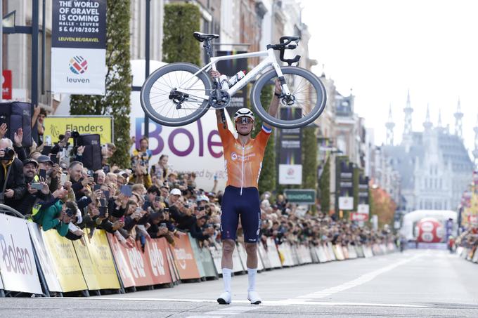 Mathieu van der Poel ob prečkanju ciljne črte. | Foto: Guliverimage