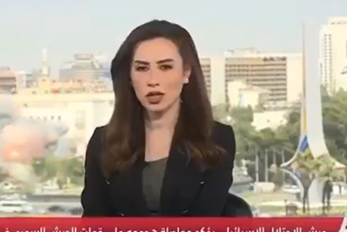 Napad Izraelcev na Sirijo: televizijsko voditeljico je kar vrglo s stola #video