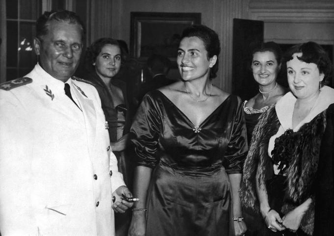 Med drugim je na razstavi na ogled skoraj 70 let stara obleka, v kateri je Jovanka leta 1952 ob Titu prvič nastopila v javnosti. | Foto: Guliverimage/AP