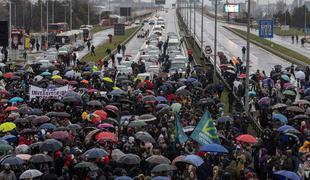 Protesti v Srbiji: udeleženci blokirali avtocesto, prišlo je do incidenta