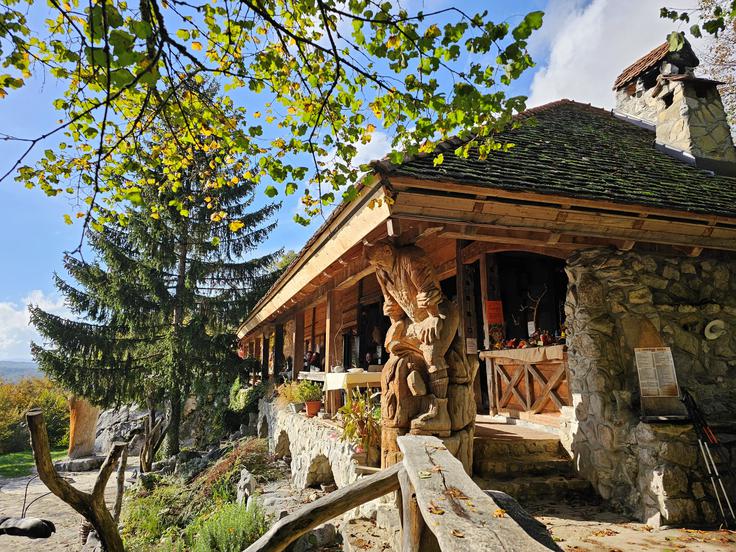 Lavričeva koča na Gradišču je prva planinska koča na Dolenjskem, ki je osvojila naziv naj planinske koče. | Foto: Manca Ogrin