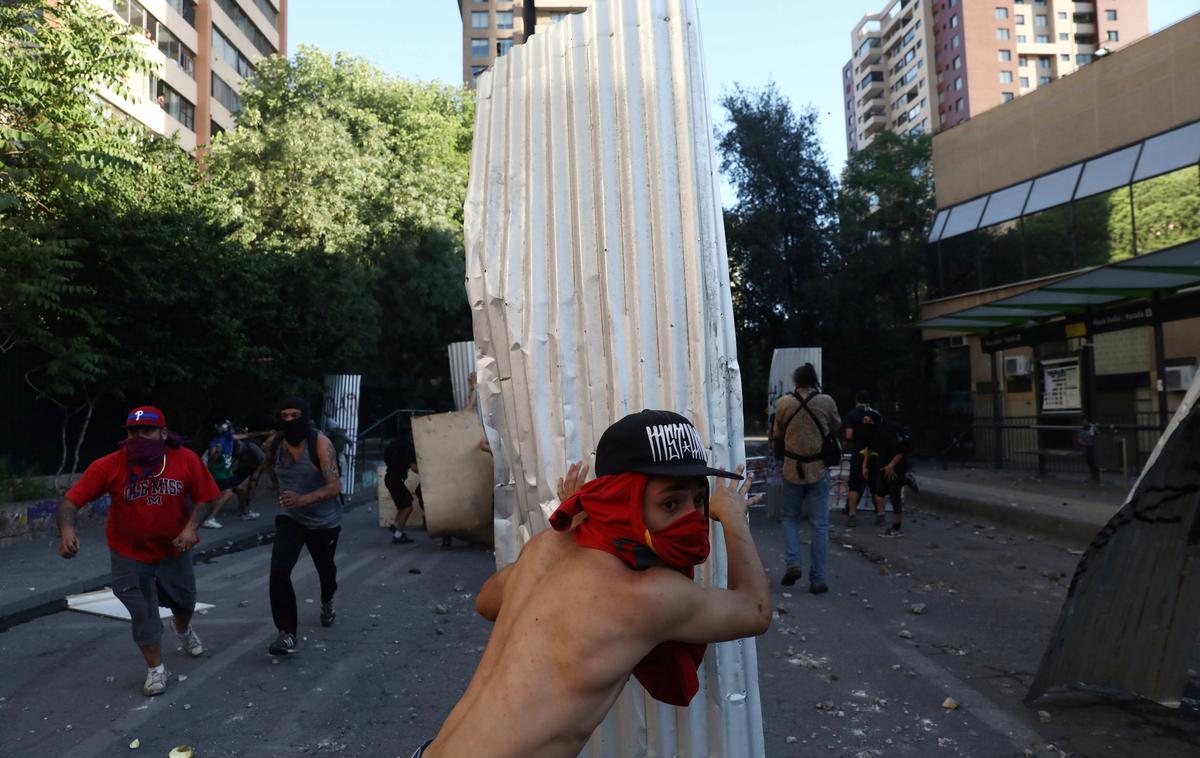 Protesti v Čilu | V nasilnih protestih v Čilu je do zdaj umrlo najmanj 19 ljudi. | Foto Reuters