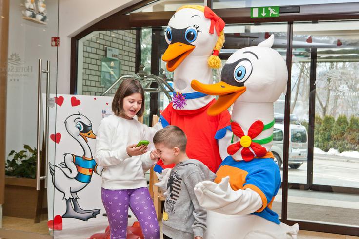 Zakijeva bonus kartica za otroke do 12. leta, s katero bodo najmlajši gosti prejeli številne zabavne brezplačne storitve, popuste in nepozabna doživetja, otroški bazen v vodnem parku in celo notranji vodni tobogan – vse, kar potrebuje družina za kakovostno preživljanje skupnega časa na enem mestu! | Foto: 