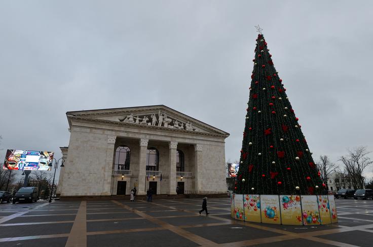 Umetniki iz Mariupola in Sankt Peterburga so v nedeljo nastopili na odru gledališča, katerega ansambel trenutno šteje okoli 30 igralcev. | Foto: Reuters