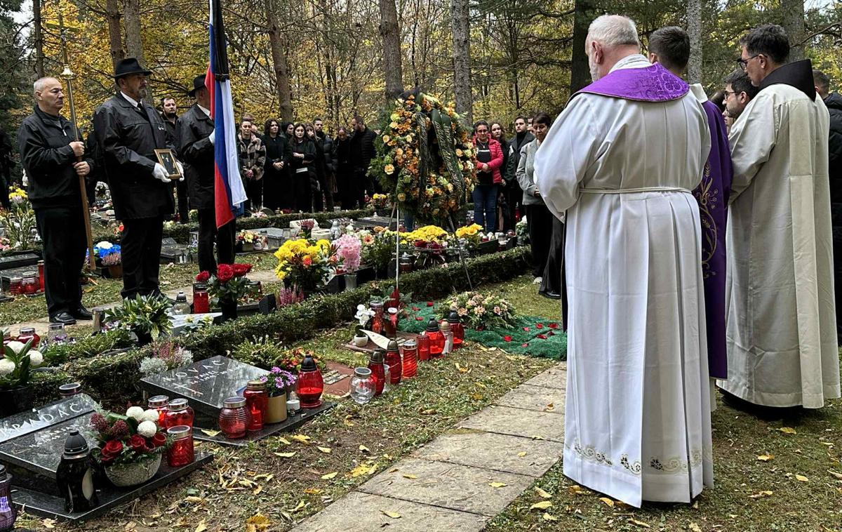 Pogreb, Aleš Šutar | Pred barom v Novem mestu, kjer se je zgodil tragični dogodek, že od sobote ljudje prižigajo sveče in se spominjajo ubitega Aleša Šutarja.  | Foto STA