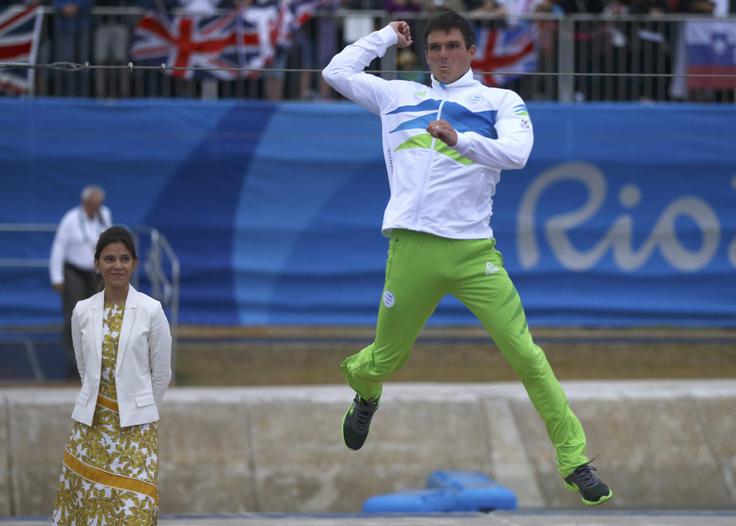 Pri Petru Kauzerju ob osvojeni srebrni medalji veselja ni bilo konec. Verjetno ga še dolgo ne bo. In naj bo to tako. | Foto: Reuters