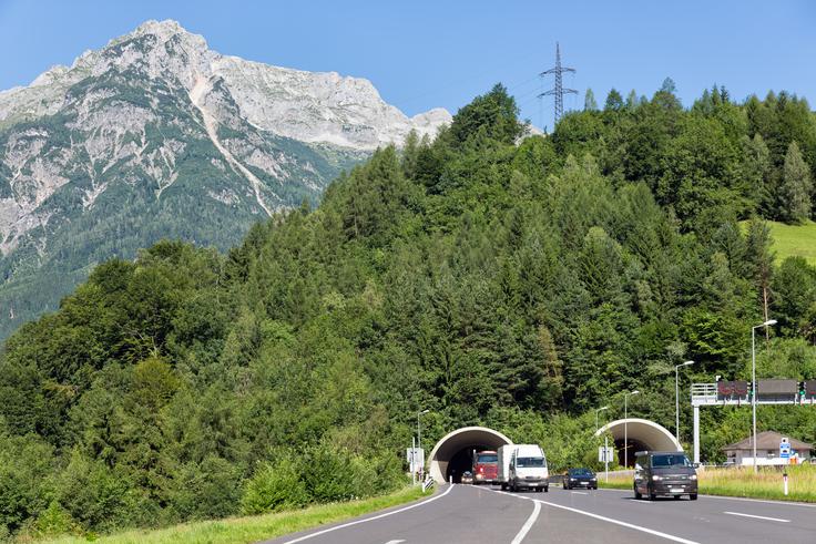 Predora pri kraju Hohenwerfen v avstrijski deželi Salzburg na avtocesti A10 med Salzburgom in Beljakom. Za prezračevanje predorov na avstrijskih avtocestah je upravljavec ASFINAG izbral slovensko podjetje. | Foto: Shutterstock