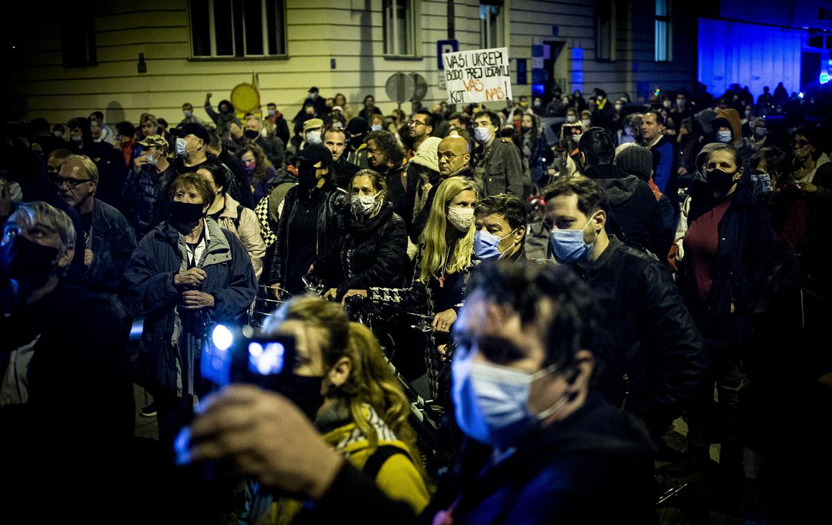 Protest Ljubljana | Na protivladnem protestu, ki je bil pretekli petek, zdravstvena inšpekcija ni izdala nobene globe. | Foto Ana Kovač