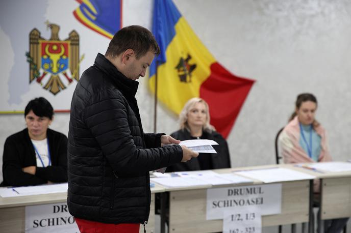 Moldavija | Čeprav je sprva kazalo, da bodo na referendumu zmagali nasprotniki približevanja EU, pa se je v zadnjih urah zgodil zasuk. Zapis vstopa v EU kot cilja v ustavo je vendarle podprlo nekoliko več volivcev.   | Foto Reuters