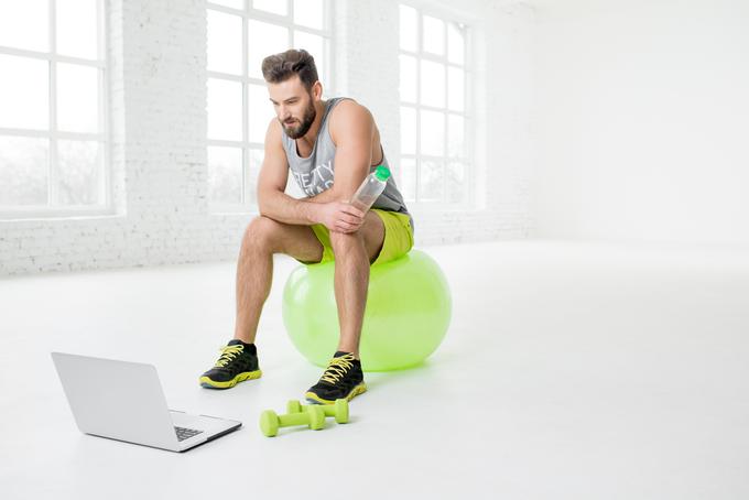 moški laptop žoga telovadnica trening rekreacija uteži šport | Foto: Thinkstock