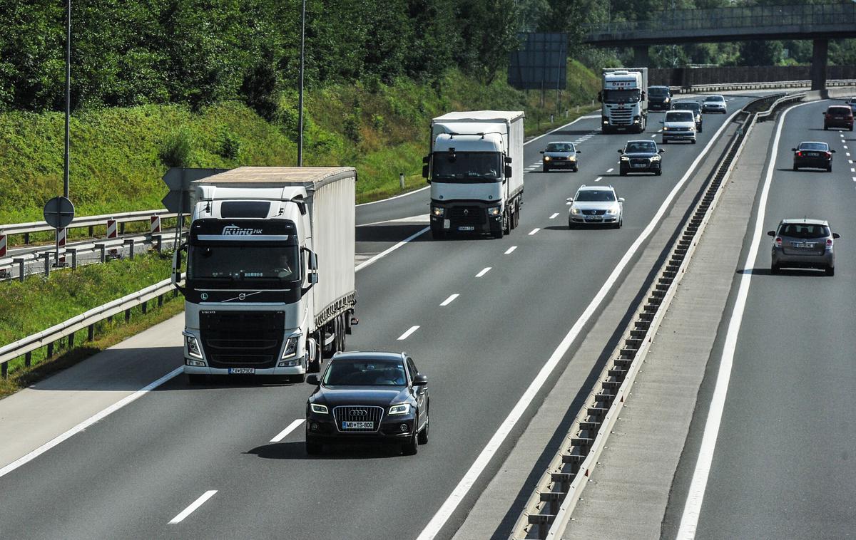 Tovornjakarji avtocesta | NEPN kot najbolj problematična izpostavlja vračila trošarin za dizelsko gorivo za komercialni namen (tovorna vozila in vozila za prevoz potnikov). | Foto Gašper Pirman