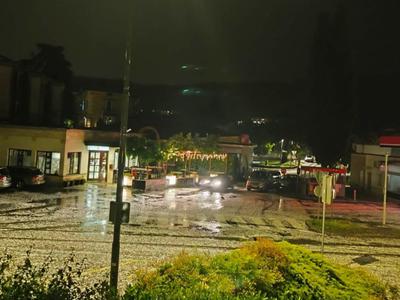 Huda ura s točo in sodro v Novi Gorici in Idriji: zalilo šolo, vrtec in avtomobil #foto