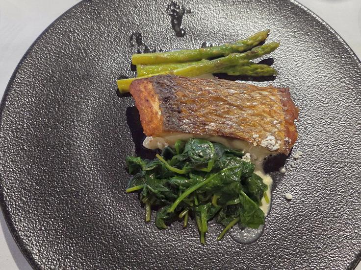 Gastronomija Opatije in celotnega Kvarnerja močno poudarja morske specialitete. Na fotografiji je file brancina, pripravljen v enem izmed (novejših) opatijskih hotelov. | Foto: Srdjan Cvjetović