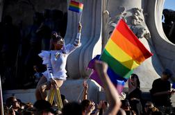 Kljub protestom LGBT sprejeli Orbanov zakon #video #foto