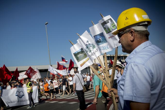 Na včerajšnjem shodu je bilo slišati gesla proti kapitalizmu, Evropi in privatizaciji. Udeleženci so aplavz namenili Britancem, ki so pretekli teden na referendumu izglasovali izstop iz EU. "Pokazali so nam pot," je povedal eden od sindikalistov. | Foto: 