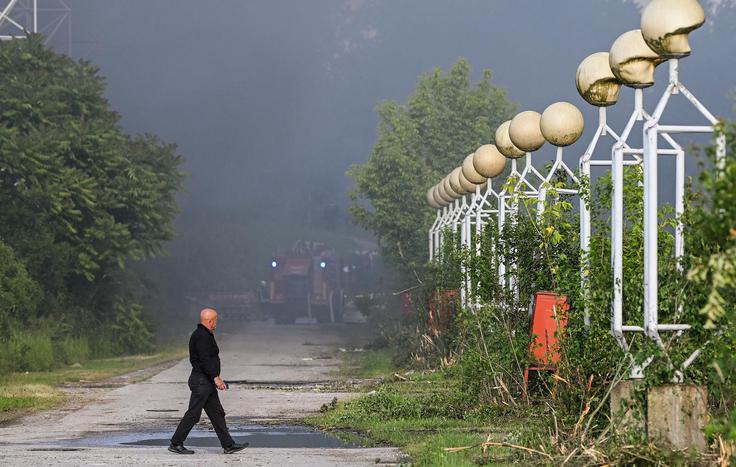 Policija je ustavila promet, mimoidoče pa po zvočniku pozvala, naj se umaknejo in naj se ne približujejo kraju požara. | Foto: Pixsell/Josip Regovic