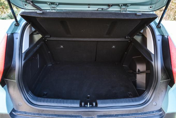 Trda plošča 411-litrskega prtljažnika se lahko namesti na dve višini. Povsem spodaj je poleg hibridnega postrojenja dovolj prostora za pribor za popravilo gume, prvo pomoč in manjše predmete. | Foto: Gašper Pirman