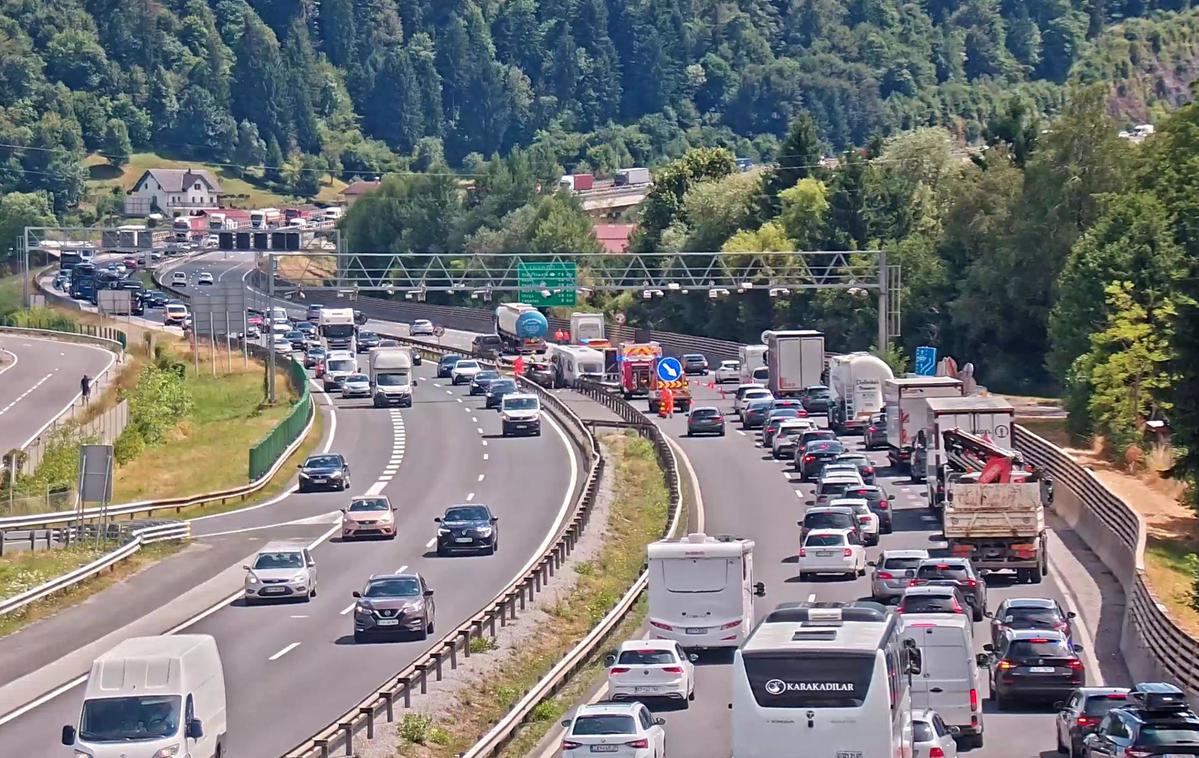 Primorska avtocesta | Nastaja zastoj, ki sega že do Ljubljane. | Foto promet.si