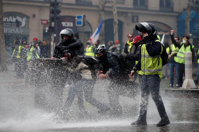 Protesti v Franciji | Policisti so proti demonstrantom uporabili tudi vodni top. | Foto Reuters