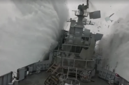 Torpedo zadel vojaško ladjo in jo popolnoma uničil #video