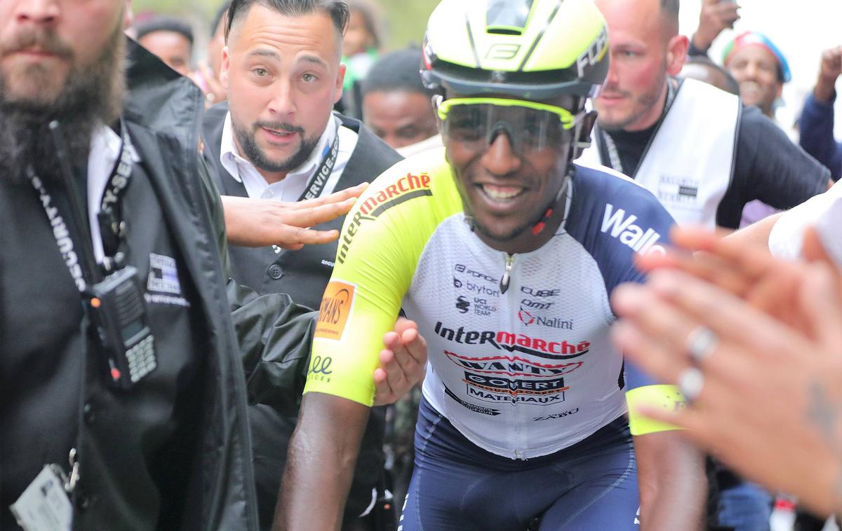 Biniam Girmay Frankfurt 2022 | Eritrejski kolesar Biniam Girmay, ki se je v zgodovino vpisal kot prvi afriški kolesar z zmago na eni večjih kolesarskih dirk, je bil včeraj v Frankfurtu deležen izjemnega navijaškega sprejema.  | Foto Guliverimage