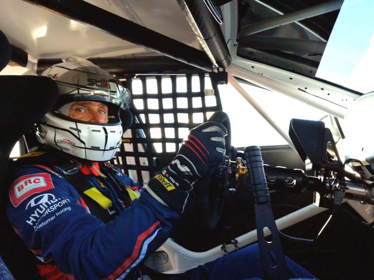 Gabriele Tarquini je sodeloval na 78 dirkah formule ena, na prvi že lega 1987. Pozneje je blestel v cestnohitrostnem dirkanju z avtomobili. Pri 47 letih je bil leta 2009 svetovni prvak WTCC in je tako najstarejši zmagovalec kateregakoli FIA svetovnega prvenstva.Lani je v seriji FIA World Touring Car Cup zmagal pri 56 letih. | Foto: Gregor Pavšič